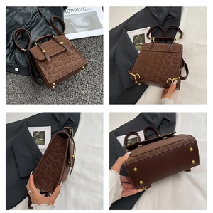 Detailansicht des Vintage-Rucksacks mit Leopardenmuster und goldenen Metallbeschlägen