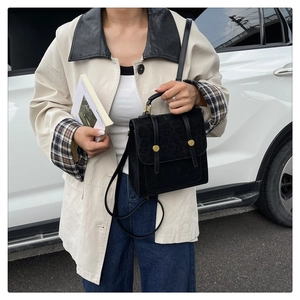 Details des schwarzen Vintage-Rucksacks mit Leopardenmuster, Goldschnalle und Tragegriff