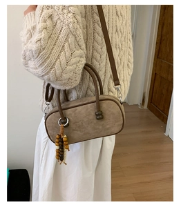 Borsa Boston in pelle scamosciata marrone con ciondolo in legno e tracolla lunga