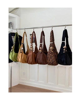 Détails des sacs hobo vintage en daim en six couleurs avec breloques ethniques et bandoulières