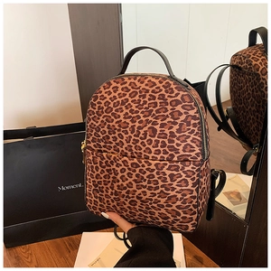 Detailansicht des Vintage-Rucksacks mit Leopardenmuster, Goldreißverschluss und Griff