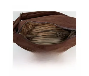 Détail de l'intérieur du sac léopard montrant la doublure rayée et la poche