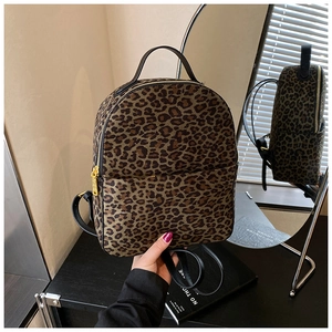 Detailansicht vom Leoparden-Rucksack mit goldenem Reißverschluss und schwarzen Trägern
