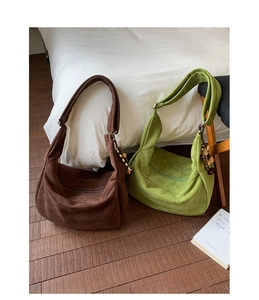 Détail de sacs cabas en daim doux café foncé et vert avec des perles en bois décoratives