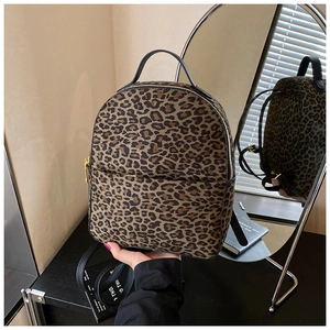 Detail des Rucksacks mit Leopardenmuster, Goldreißverschlüssen und schwarzem Tragegriff