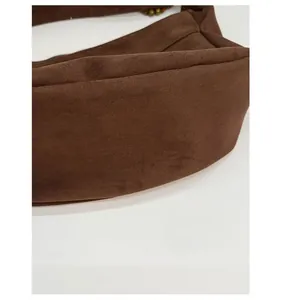 Détail du fond renforcé d'un sac cabas en daim marron foncé avec coutures propres