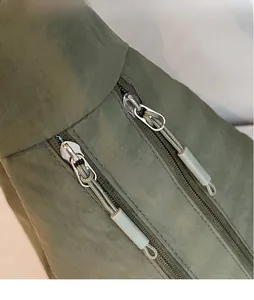 Gros plan d'un sac cabas en nylon vert armée avec tirettes de fermeture éclair longues