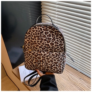 Nahaufnahme des Mini-Rucksacks mit Leopardenmuster und goldenen Reißverschlüssen