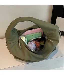 Grand sac fourre-tout en nylon vert olive montrant la grande capacité intérieure zippée
