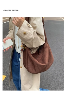 Vue détaillée d'un sac hobo en daim marron avec perles en bois et fermeture éclair