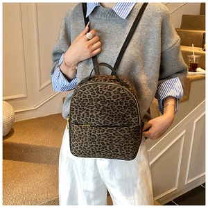 Detail eines modischen Leopard-Rucksacks mit goldenem Reißverschluss und Leopard-Muster