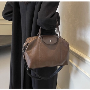 Detail view of brown vintage Boston bag with a wide Fashion Classic fabric strap