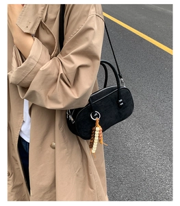 Stile street outdoor di una borsa Boston nera con perle di legno decorative e trama scamosciata
