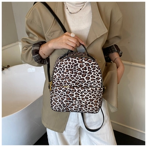 Detailansicht des Mini-Rucksacks mit Leopardenmuster, Goldreißverschluss und Leder