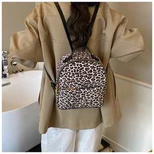 Detailansicht Damenrucksack mit Leopardenmuster, Lederriemen und goldenen Reißverschlüssen