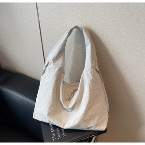 Détail du grand sac à bandoulière avec une texture unique en tissu de nylon froissé