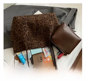 Dettaglio interno spazioso della borsa leopardata con custodia in pelle marrone