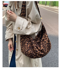 Détail du sac hobo léopard en tissu souple avec un design de grande capacité pratique