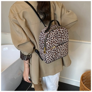 Detailaufnahme des Leoparden-Rucksacks mit goldfarbenen Reißverschlüssen und Trägern