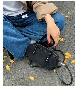 Dettaglio della borsa Boston in camoscio nero con dettagli argento in stile autunno