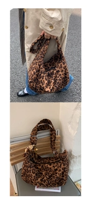 Détail du sac hobo léopard avec bandoulière large et pendentif décoratif en bois