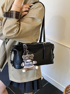 Borsa a tracolla retrò in pelle nera con ciondolo a forma di orsetto di peluche marrone