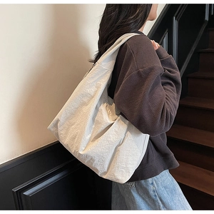 Détail du grand sac cabas crème montrant le tissu plissé et le style décontracté doux