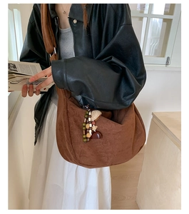 Sac bandoulière demi-lune en daim marron avec perles en bois et pendentif champignon