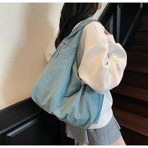 Détail du sac cabas minimaliste en nylon bleu brume avec texture imperméable et grande capacité