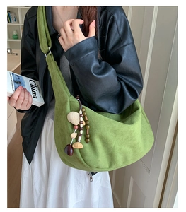 Sac hobo vert en daim avec des détails de perles de bois de style bohème