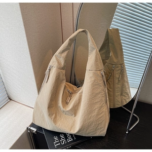 Détails du sac fourre-tout en nylon kaki avec poches zippées métalliques fonctionnelles