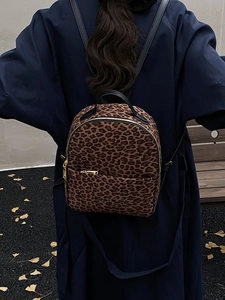Retro-Mini-Rucksack mit Leopardenmuster und goldenen Reißverschlüssen im Freien