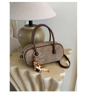 Borsa bowling in pelle scamosciata marrone con nappa di perline su base in pietra