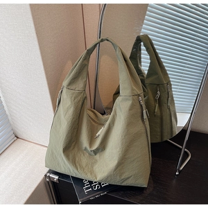 Détail du cabas en nylon vert armée avec poche latérale zippée et tissu texturé