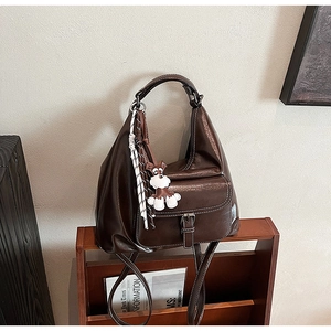 Détails du cabas vintage marron foncé avec texture cuir et poche à boucle