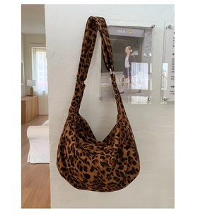 Détail du sac hobo léopard montrant la bandoulière large et la texture douce du tissu