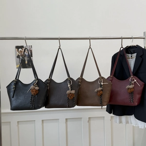 Große minimalistische Tragetaschen in vier Farben mit Teddybär-Anhängern