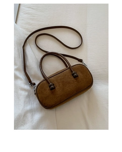 Dettaglio della borsa Boston in camoscio marrone scuro con manici cilindrici e tracolla