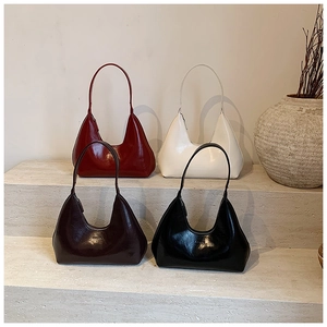 Vue détaillée de sacs hobo en cuir brillant en quatre couleurs sur marches en pierre