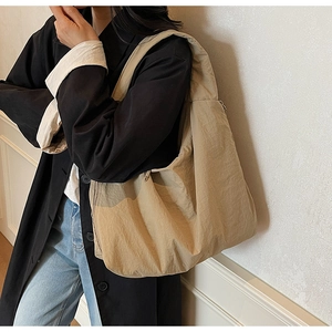 Grand sac cabas beige porté à l'épaule en nylon texturé avec effet plissé élégant