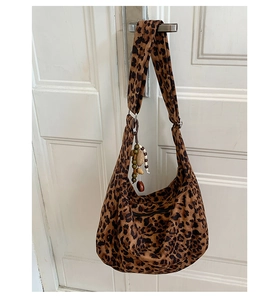 Détail du sac bandoulière léopard avec perles en bois décoratives et sangle ajustable