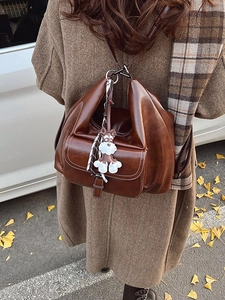 Sac fourre-tout vintage marron foncé avec coutures contrastées et charm en automne