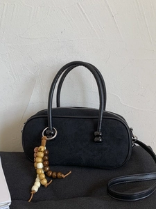 Borsa Boston vintage in pelle scamosciata nera con perline di legno e tracolla