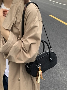 Borsa Boston retrò in camoscio nero con ciondolo etnico e dettagli in metallo argento