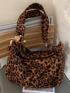 Sac Hobo Imprimé Léopard Grande Capacité Femmes Vintage en Cuir PU Sac à Bandoulière Charmes Bohèmes Sac Croissant