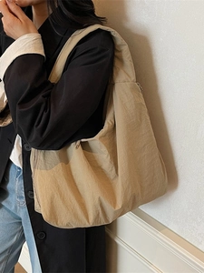 Grand sac fourre-tout kaki minimaliste en nylon plissé avec bandoulière confortable