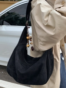Grand sac hobo en faux daim noir avec breloque en bois et bandoulière réglable