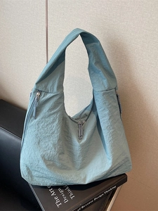 Grand sac fourre-tout minimaliste en nylon bleu-vert clair au design moderne décontracté