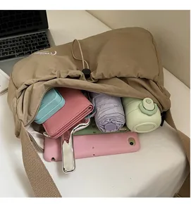 Vista interna della capiente borsa a tracolla in nylon kaki con ampio spazio per gli oggetti