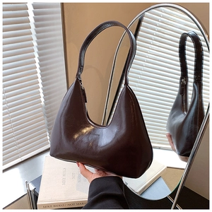 Détail du sac hobo en similicuir marron foncé avec logo FASHION et fermeture zippée